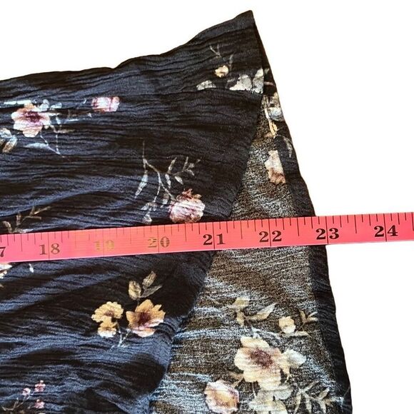 Full Tilt Gray Pink Floral Cutout Crinkle Top Long Sleeve Medium Boho Festival - Picture 6 of 6